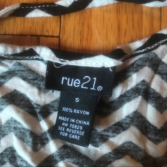 b&w zig zag tank - Picture 2 of 2